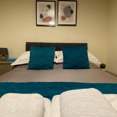 No25-Luxe Living Guest House- 2 Bed-Wifi-Free Parking-City- Beach Swansea Kültér fotó