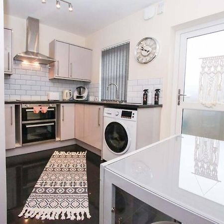 No25-Luxe Living Guest House- 2 Bed-Wifi-Free Parking-City- Beach Swansea Kültér fotó