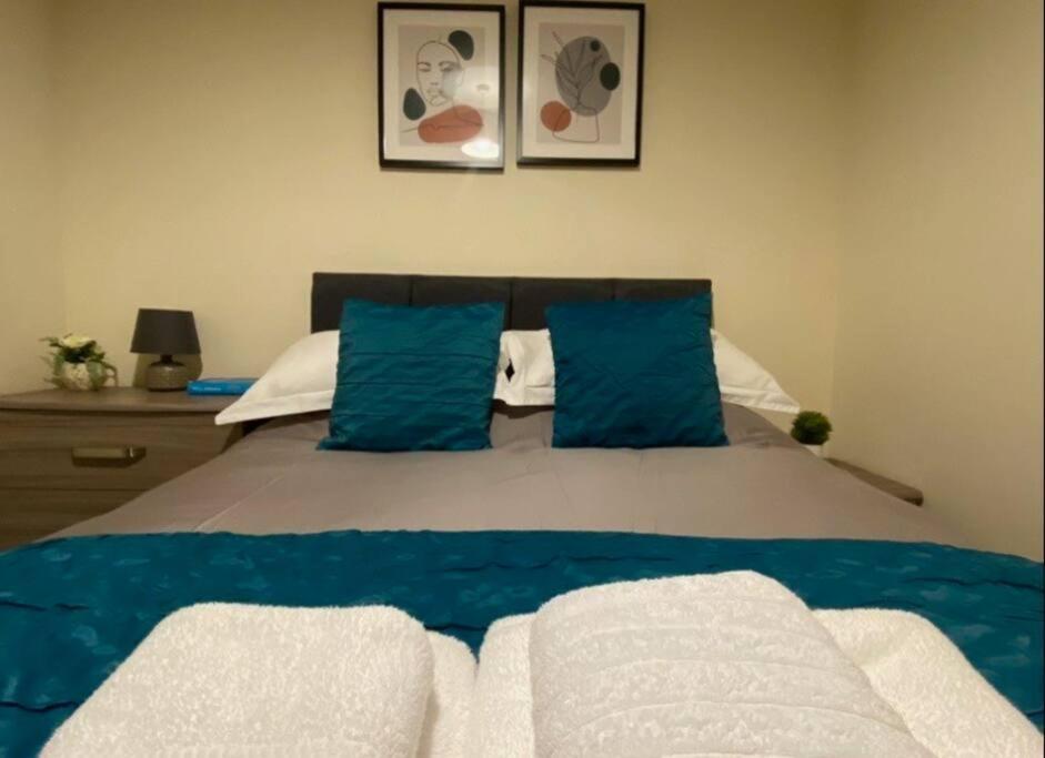 No25-Luxe Living Guest House- 2 Bed-Wifi-Free Parking-City- Beach Swansea Kültér fotó