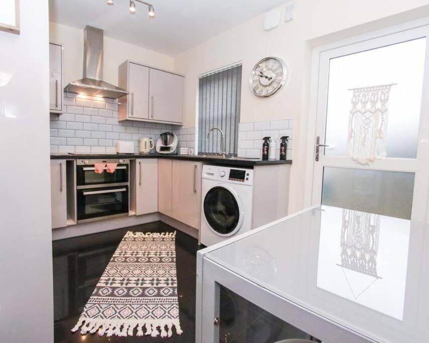 No25-Luxe Living Guest House- 2 Bed-Wifi-Free Parking-City- Beach Swansea Kültér fotó
