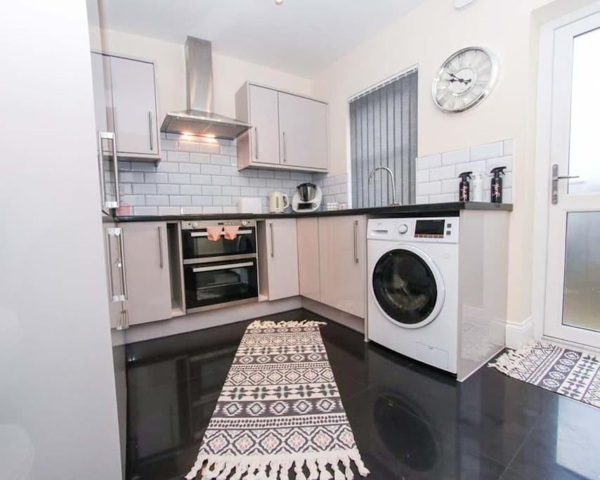 No25-Luxe Living Guest House- 2 Bed-Wifi-Free Parking-City- Beach Swansea Kültér fotó