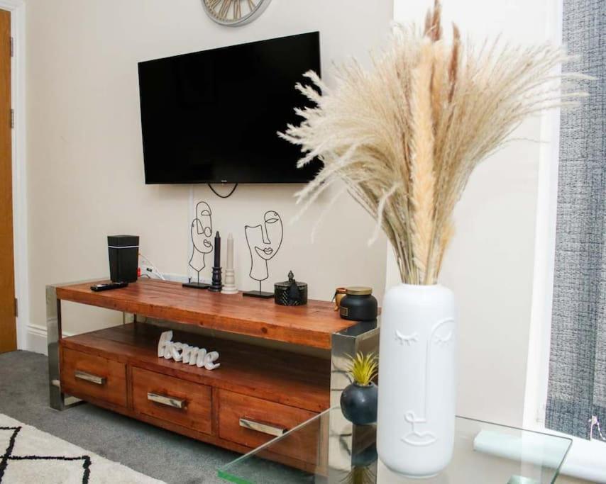 No25-Luxe Living Guest House- 2 Bed-Wifi-Free Parking-City- Beach Swansea Kültér fotó
