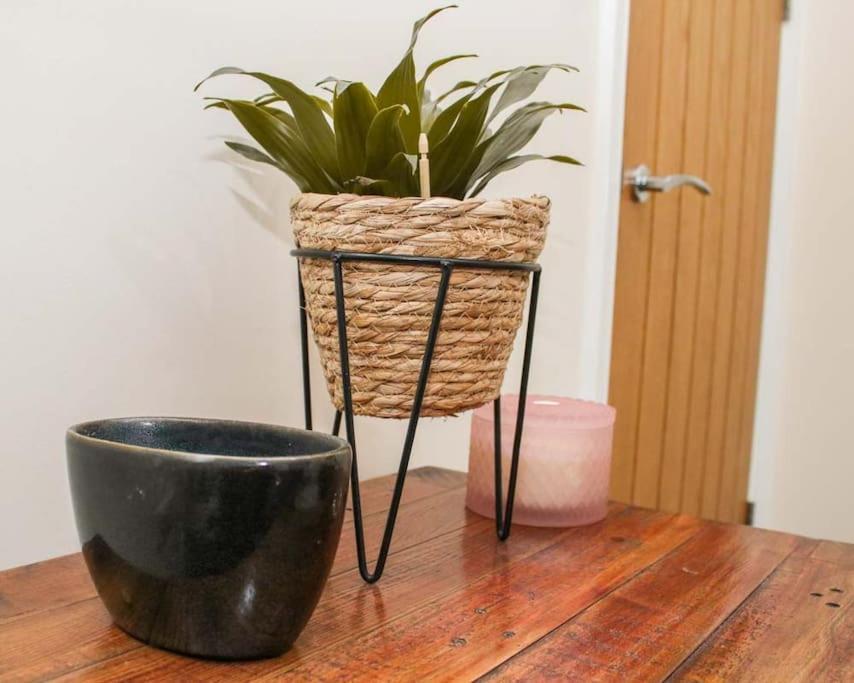 No25-Luxe Living Guest House- 2 Bed-Wifi-Free Parking-City- Beach Swansea Kültér fotó
