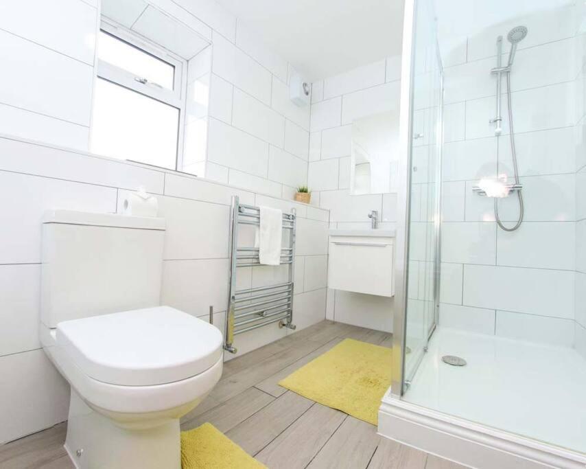 No25-Luxe Living Guest House- 2 Bed-Wifi-Free Parking-City- Beach Swansea Kültér fotó