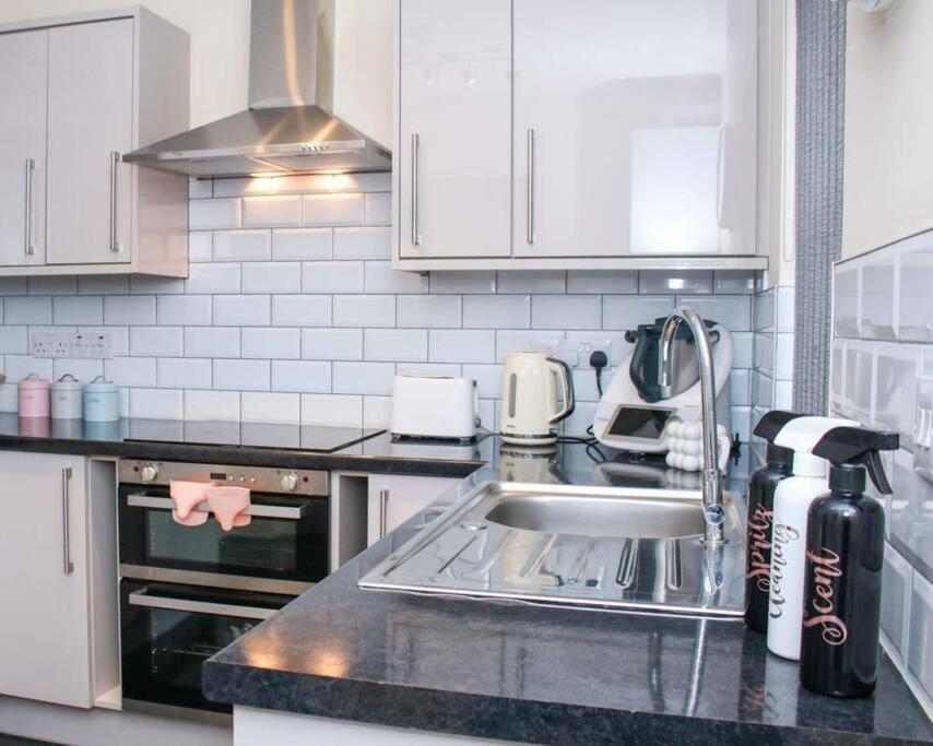 No25-Luxe Living Guest House- 2 Bed-Wifi-Free Parking-City- Beach Swansea Kültér fotó